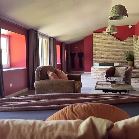 Innamorato Avec Jacuzzi Lit Rond Et Jardin Avec Piscine Bed & Breakfast